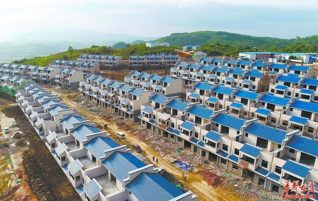 湖南中耀建設集團有限公司,郴州工程施工總承包壹級,建筑裝修裝飾工程專業(yè)承包貳級,市政公用工程施工總承包叁級 湖南中耀建設集團有限公司,郴州工程施工總承包壹級,建筑裝修裝飾工程專業(yè)承包貳級,市政公用工程施工總承包叁級